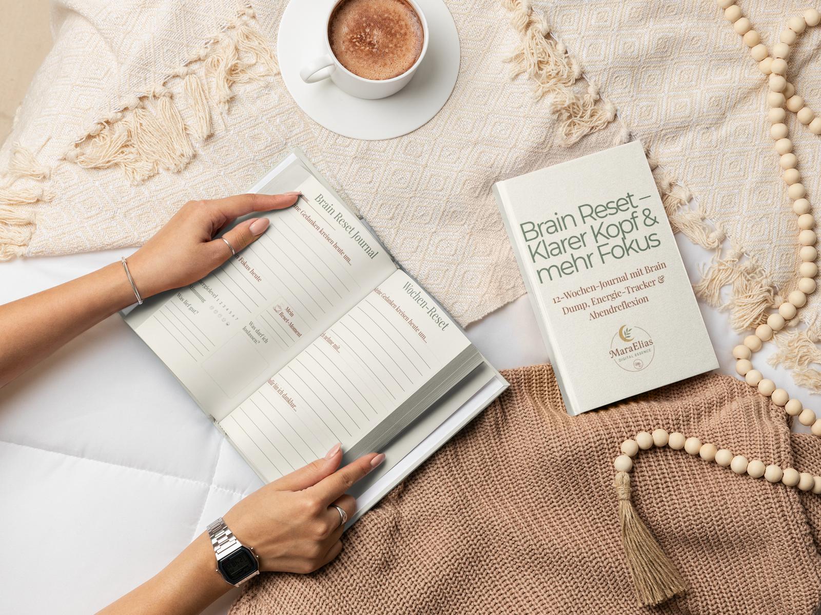 Brain Reset Journal – aufgeschlagen mit Kaffee